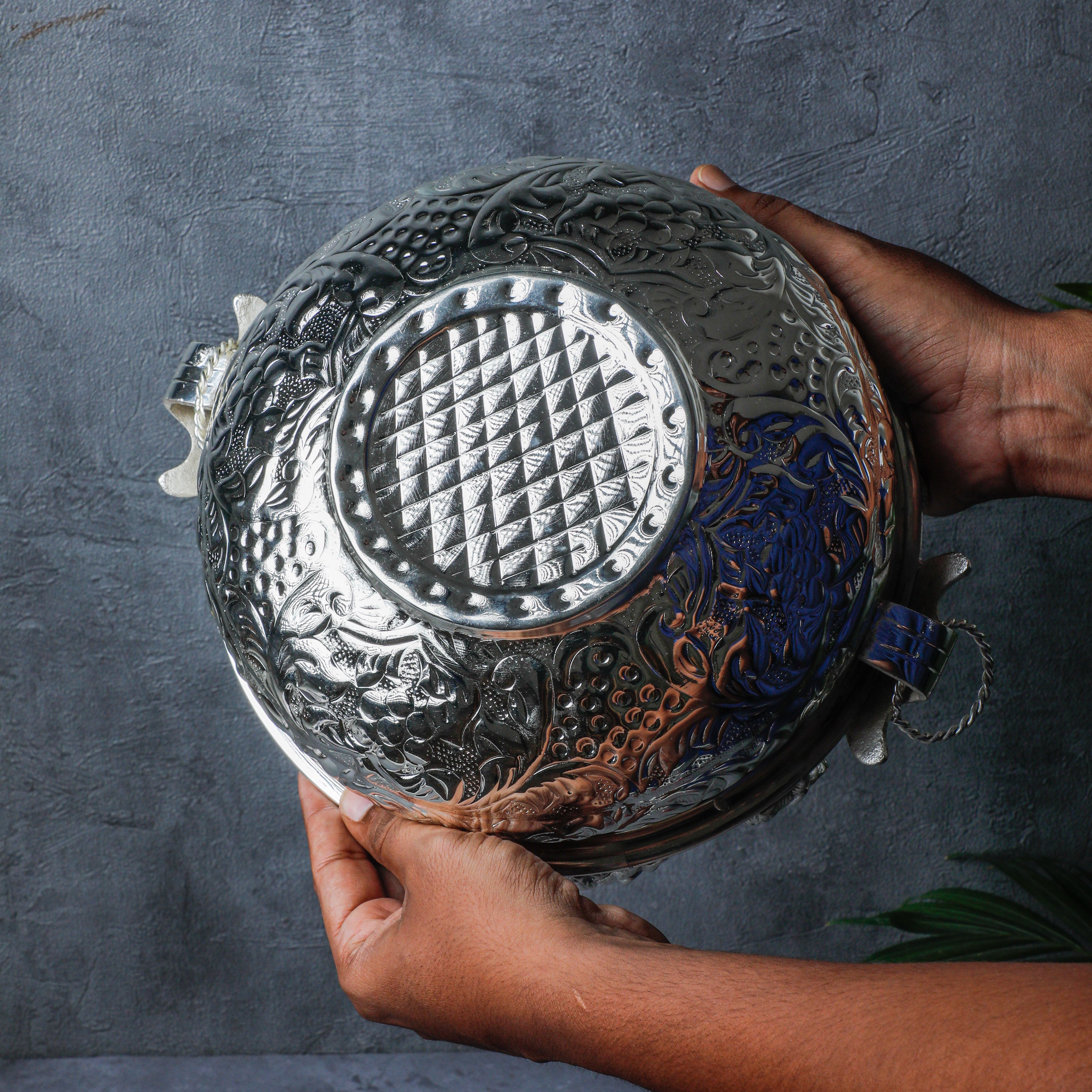 made from high quality metal it looks regal and elegant
